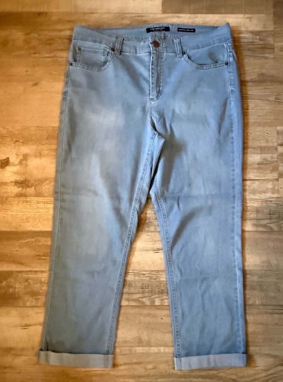 Jones New York Lexington Cuffed Capri Size 8 Light Wash Denim Jeans
